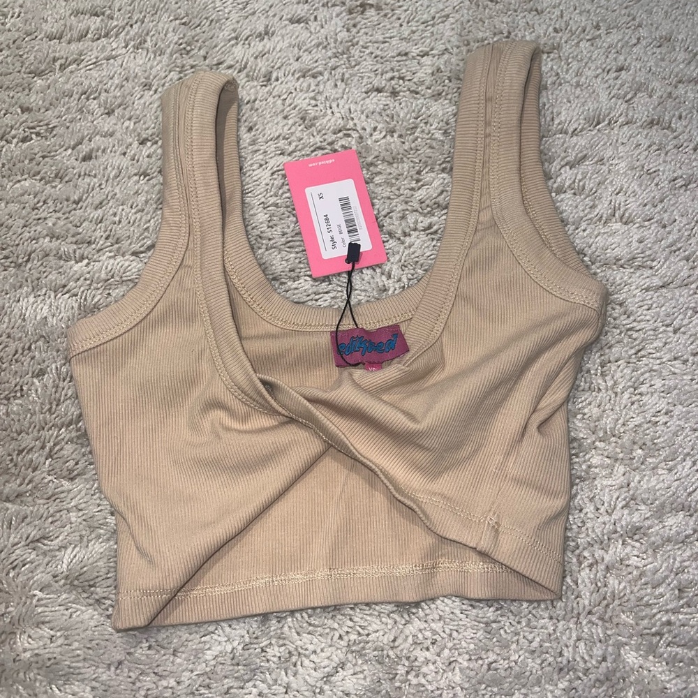 EDIKTED never worn crop top. XS. Beige. Twist in front